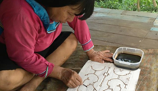 フリーハンドで描かれる泥染め　シピボ族の泥染め-アマゾン屋-