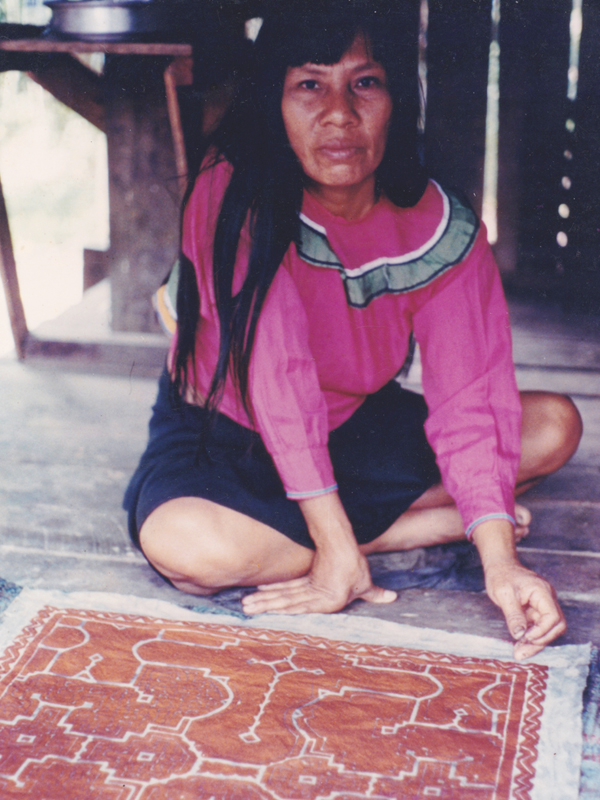 シピボ族の人々 | アマゾン屋 - アマゾン・シピボ族の泥染め