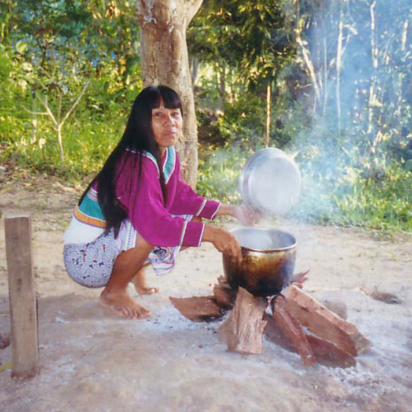 シピボ族の人々-アマゾン屋 - アマゾン・シピボ族の泥染め